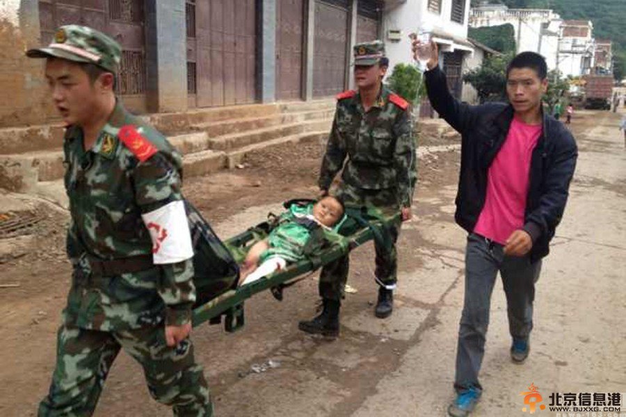 云南昭通地震：夫妻用锄头刨出四个孩子