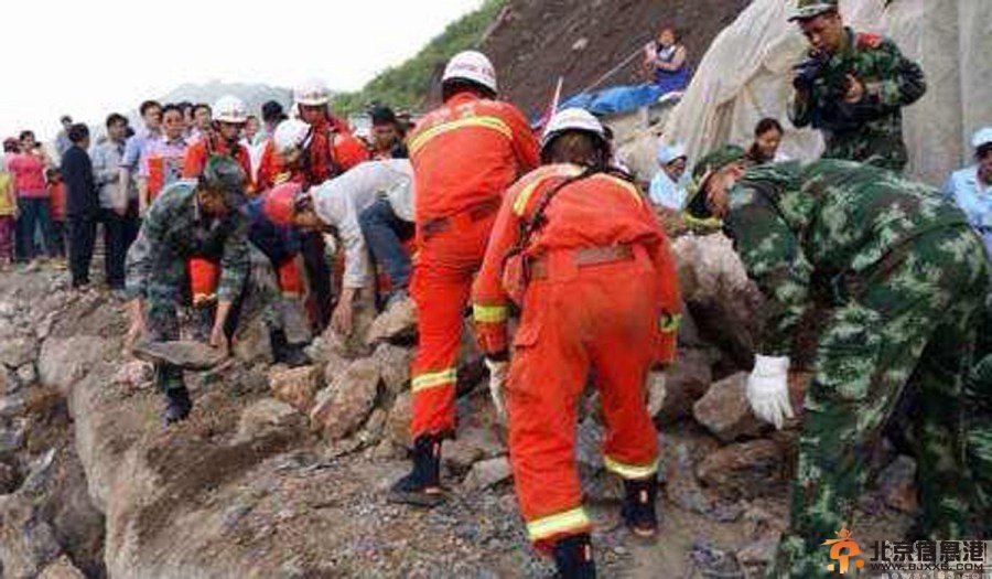 云南昭通地震：夫妻用锄头刨出四个孩子