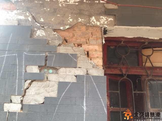 云南昭通地震：夫妻用锄头刨出四个孩子