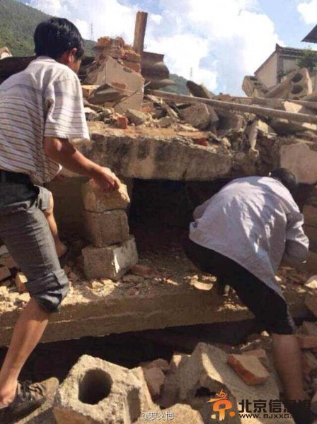 云南昭通地震：夫妻用锄头刨出四个孩子