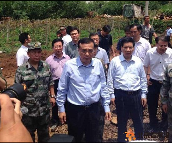 云南地震391人遇难 李克强徒步赴震中