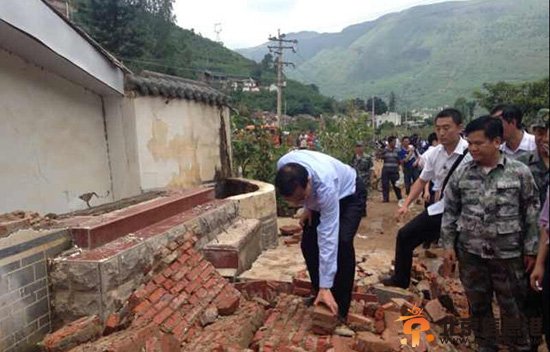 云南地震391人遇难 李克强徒步赴震中