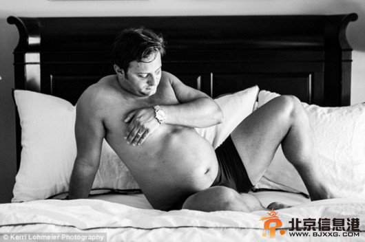 男子挺“啤酒肚”替妻子拍孕妇照（图）
