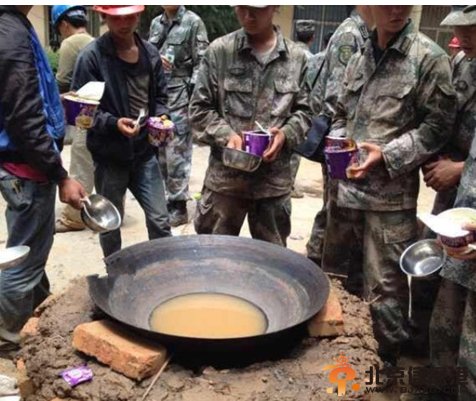 云南重灾区物资缺乏 救援人员用浑水煮面