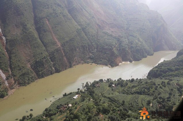 云南震区航拍照片公布 牛栏江堰塞湖水位暴涨