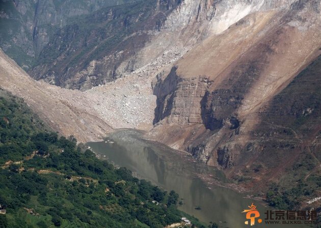 云南震区航拍照片公布 牛栏江堰塞湖水位暴涨