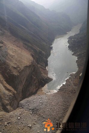 云南震区航拍照片公布 牛栏江堰塞湖水位暴涨