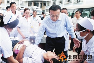 鲁甸地震伤员治疗费政府担 李克强叮嘱司机走夜路小心