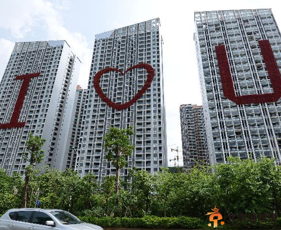 南宁现巨型“楼体情书” 