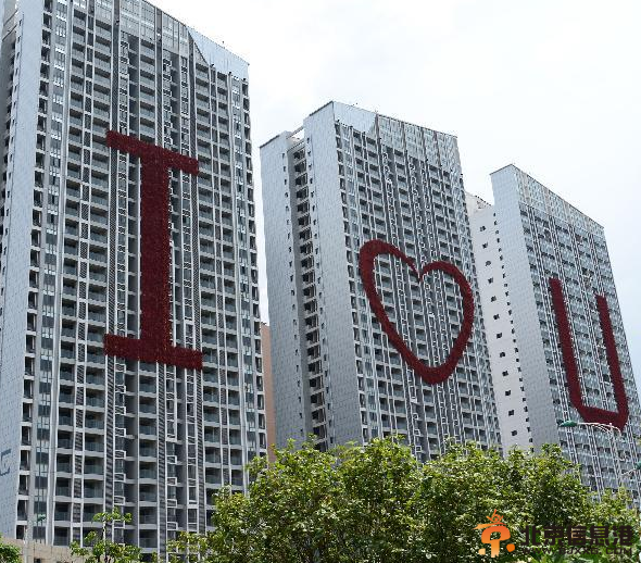 南宁现巨型“楼体情书” 