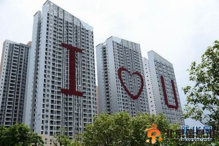 南宁惊现巨型“I❤U” 巨幅楼体情书