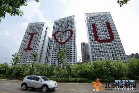 南宁惊现巨型“I❤U” 巨幅楼体情书