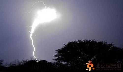 山西球状闪电闯进办公室 瞬间爆炸0