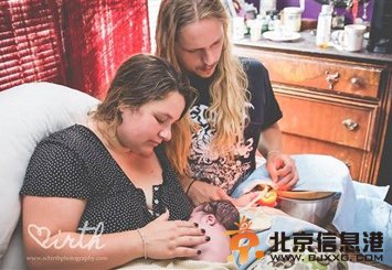 美国产妇流行“慢火烧断脐带” 称能促进母婴感情