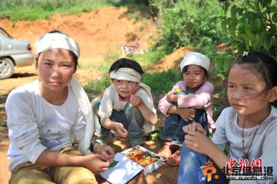 鲁甸地震七日祭：在哀思中反思 在灾难中砥砺前行 