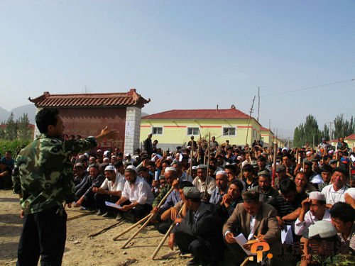 新疆警民搜山反恐:铁锨拍倒暴徒后搜出长刀(图)