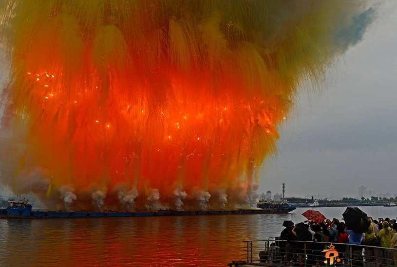 艺术家上海黄浦江上玩“白天焰火”场面惊人