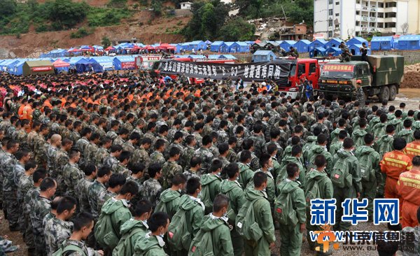 云南各地民众悼念鲁甸6.5级地震遇难同胞