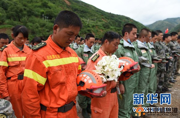 云南各地民众悼念鲁甸6.5级地震遇难同胞