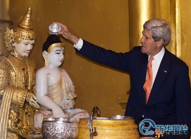 美国务卿访问缅甸 与昂山素季会晤为佛像洒水