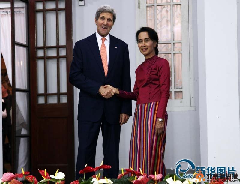 美国务卿访问缅甸 与昂山素季会晤为佛像洒水