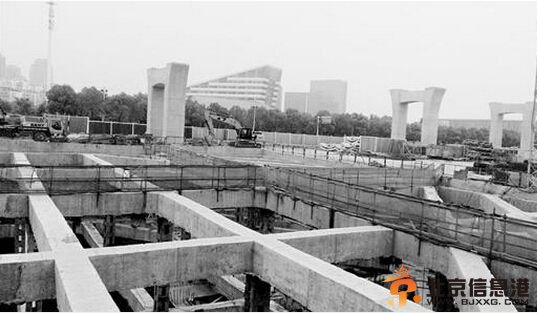 中铁十七局同中交二航局发生百人对峙 警方鸣枪示警