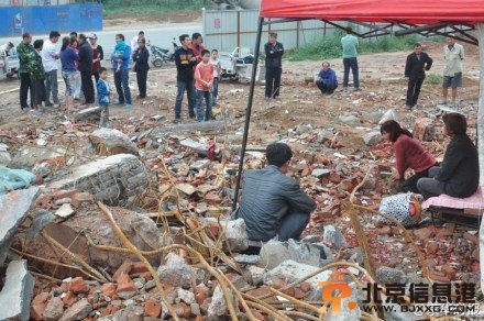 夫妻半夜被掳赤身抛墓地 回家房屋成废墟(图)