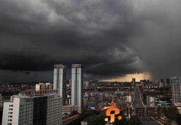 巨大雨帘席卷南宁 场景壮观若科幻片 