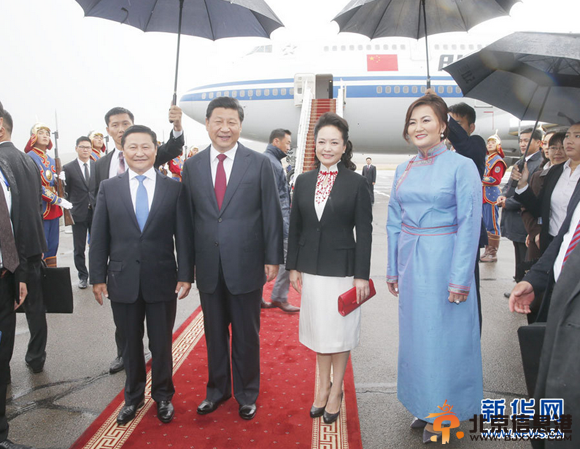 习近平彭丽媛抵达蒙古首都乌兰巴托