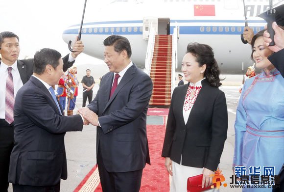 习近平彭丽媛抵达蒙古首都乌兰巴托