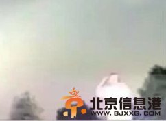 母女寻刺激雷雨天“赏雨” 女儿录下母亲被雷击中全程太惊悚
