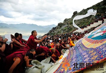 拉萨雪顿节开幕 信众、游客哲蚌寺争睹佛颜