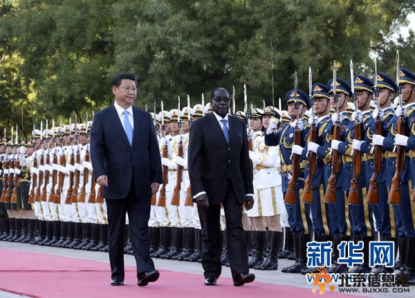习近平同津巴布韦总统穆加贝举行会谈
