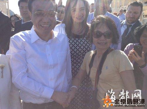 福州大妈穷游欧洲偶遇李克强 总理邀她合影(图)