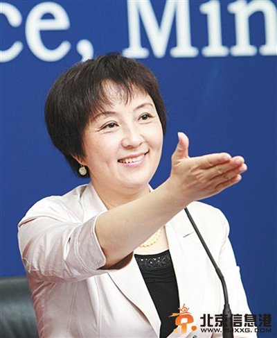 中国海军首位女发言人亮相 盘点我国官方女新闻发言人