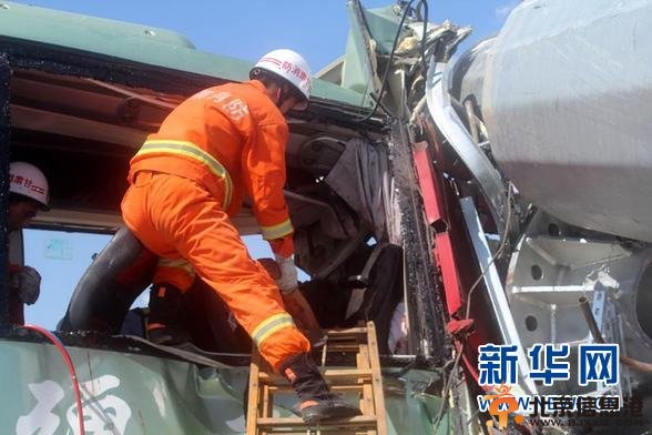 甘肃瓜州发生重大交通事故已造成15人遇难