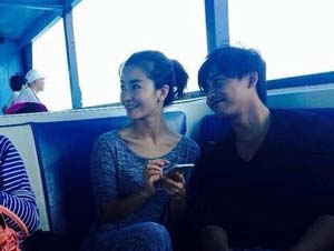 李佳航向李晟求婚成功 被曝疑在海岛拍婚照