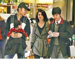 曝光莫少聪14岁儿子 与继父逛街购物