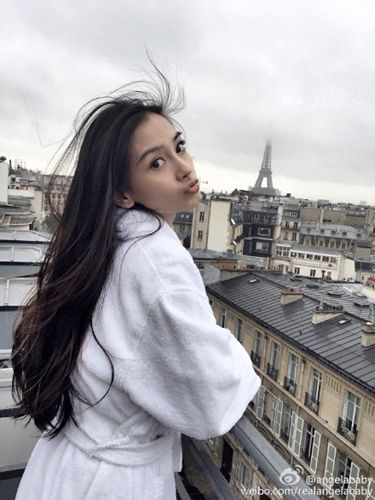 angelababy穿睡袍出镜 网友:黄晓明拍照吗