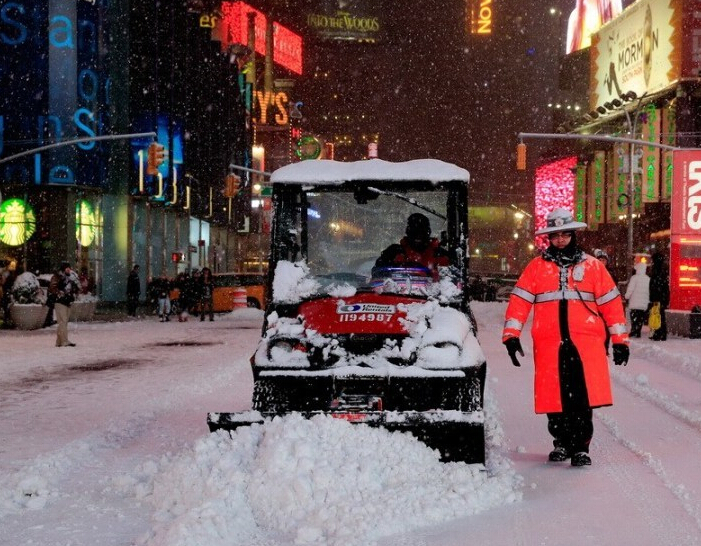纽约大雪全城戒备 暴风雪警告拉响