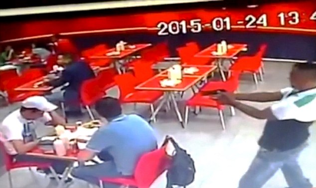 荷兰男子被枪击完整视频曝光 枪手开枪瞬间惊悚照片【图】