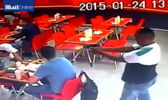 荷兰男子被枪击现场曝光 子弹和火花从枪口喷出【图】