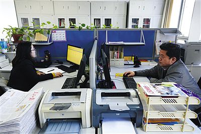 工作人员正在处理网络投诉和建议。