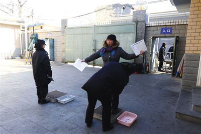 昨日，国家信访局，来访人员进入接待大厅前正在过第一道“手检”关。