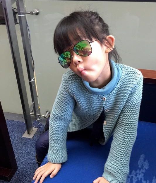 贝儿噘嘴卖萌关心爸爸 陆毅感动要减少工作