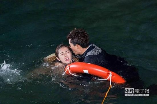 Selina妹妹拍落水戏受伤 撞缆绳左眼角红肿