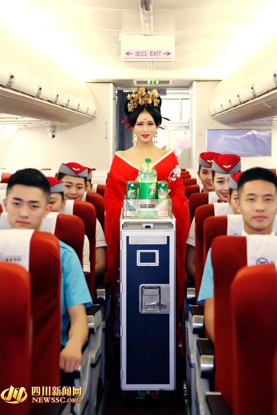 准空少反串“武媚娘”机舱服务