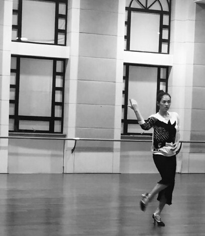 章子怡晒练舞蹈照 钟汉良背后抢镜