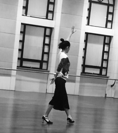 章子怡晒练舞蹈照 钟汉良背后抢镜