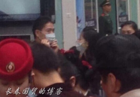 网曝奶茶妹妹刘强东甜蜜回老家探亲【组图】